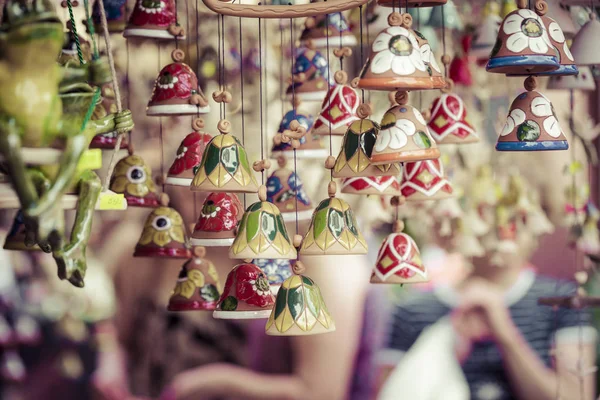 Campanas de cerámica como recuerdo en el mercado tradicional local . —  Fotos de Stock
