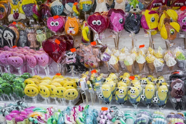 Lollies close-up op verkoop in markt. — Stockfoto