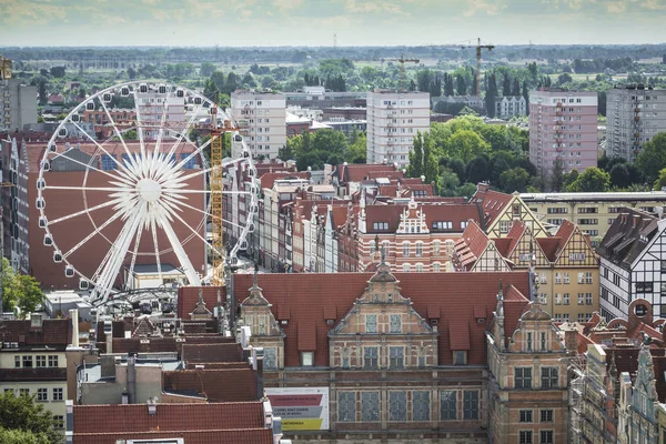 Gdaňsk, Polsko - 04 srpna 2017: Letecký pohled na panoráma města na o — Stock fotografie