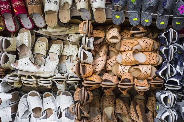 Leather shoes at traditional market. — Stock Photo, Image