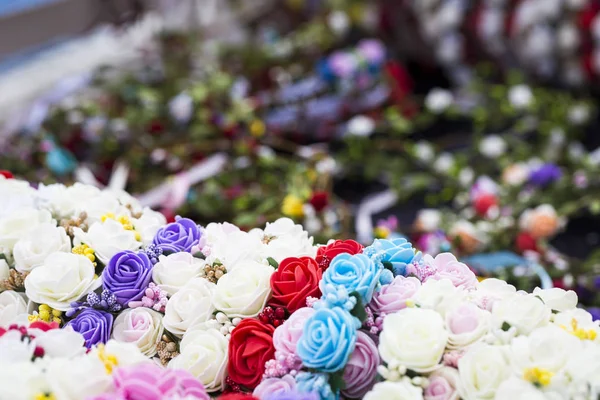 Corona de flores tradicionales coloridas a la venta en el mercado local . — Foto de Stock