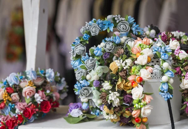 Corona de flores tradicionales coloridas a la venta en el mercado local . —  Fotos de Stock