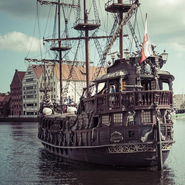Gdansk, Polen - 04 augustus, 2017:Pirate schip op Motlawa Rivier in — Stockfoto