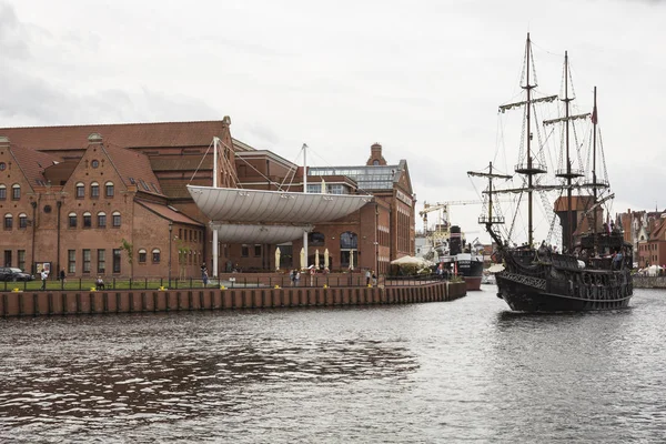 GDANSK, POLONIA - AGOSTO 04,2017: Nave pirata al fiume Motlawa — Foto Stock