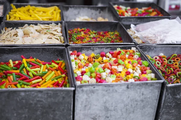Macarrão de comida colorida fundo de massas no mercado da Índia — Fotografia de Stock