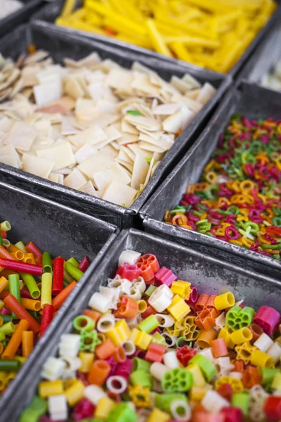 Macarrão de comida colorida fundo de massas no mercado da Índia — Fotografia de Stock