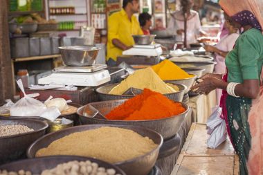 geleneksel baharat ve Hindistan Yerel Pazar içinde kuru meyve.