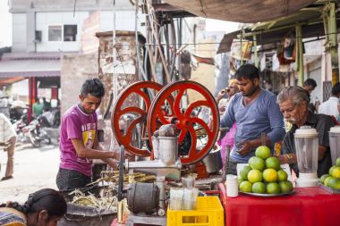 Jodhpur, Hindistan - 11 Ocak 2017: Tipik Hint şehir hayatı Jodhpur, Hindistan
