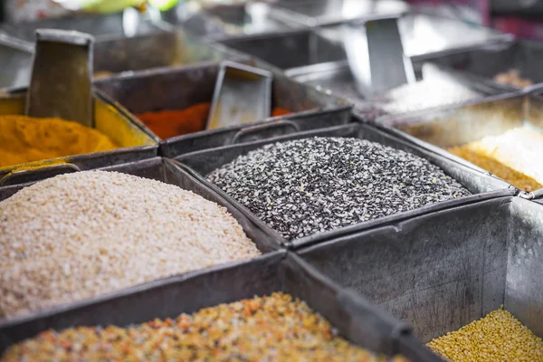 Tradiční koření a suché plody v místním bazaru v Indii. — Stock fotografie