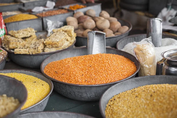 Traditionelle Gewürze und Trockenfrüchte auf einem lokalen Basar in Indien. — Stockfoto