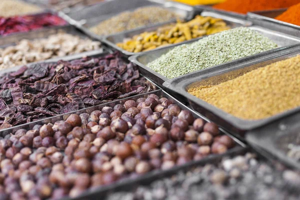 Especias tradicionales y frutas secas en el bazar local en la India . — Foto de Stock