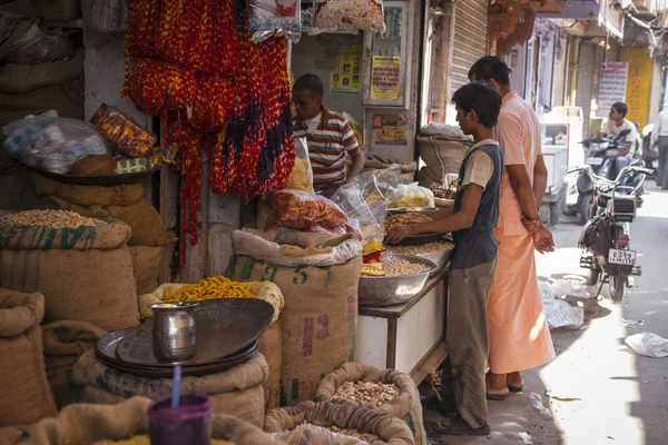 Jodhpur, India - 11 januari 2017: Typisch Indiase stadsleven in Jodhpur, India — Stockfoto