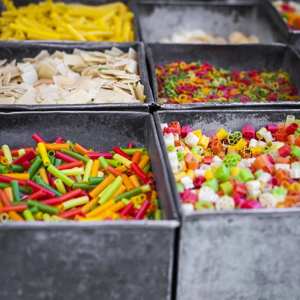 Macarrão de comida colorida fundo de massas no mercado da Índia — Fotografia de Stock