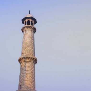 Taj Mahal'ı günbatımı ışık yansıması ile şaşırtıcı görünümü