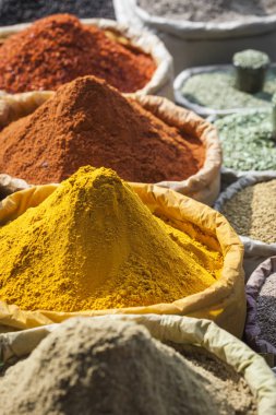 geleneksel baharat ve Hindistan Yerel Pazar içinde kuru meyve.