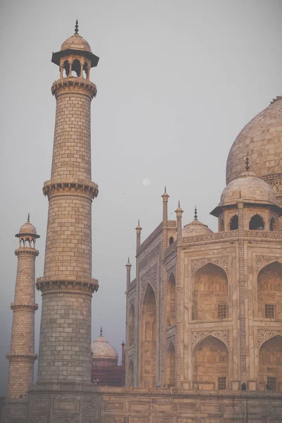 Increíble vista sobre el Taj Mahal en la luz del atardecer con reflejo en — Foto de Stock