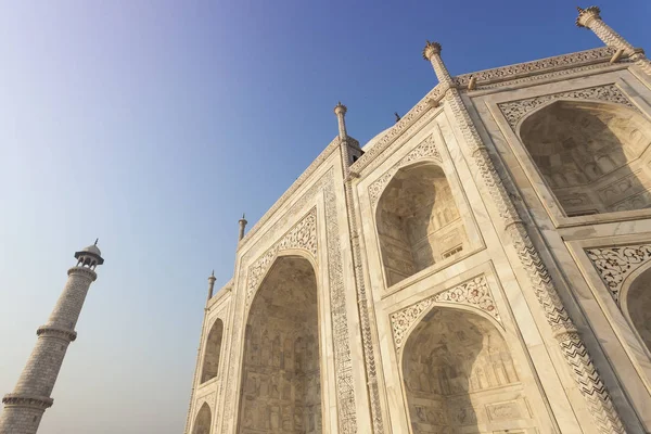 Úžasný pohled na Taj Mahal v západu slunce světla s odrazem v — Stock fotografie