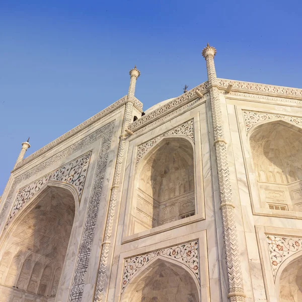 Increíble vista sobre el Taj Mahal en la luz del atardecer con reflejo en — Foto de Stock