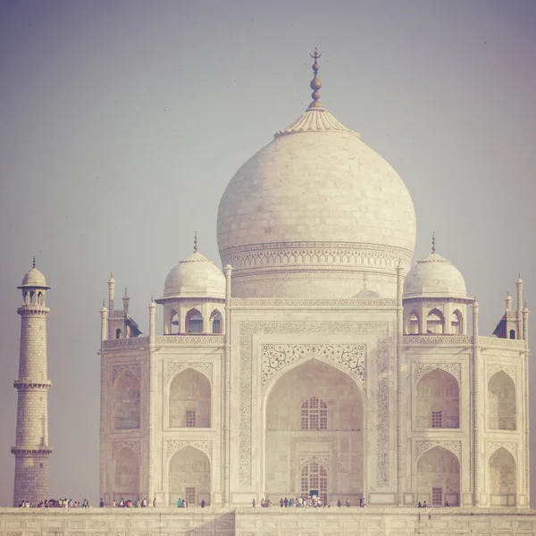 Incredibile vista sul Taj Mahal in luce del tramonto con riflesso in — Foto Stock