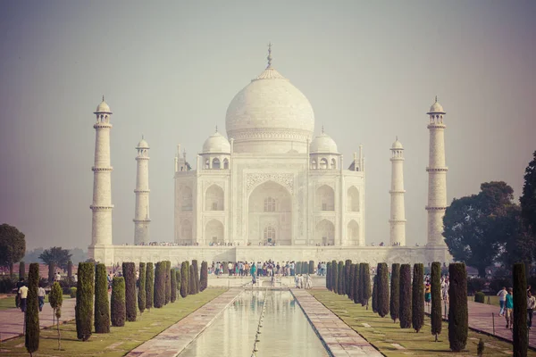 Niesamowity widok na Taj Mahal w świetle zachodu słońca z odbicie w — Zdjęcie stockowe