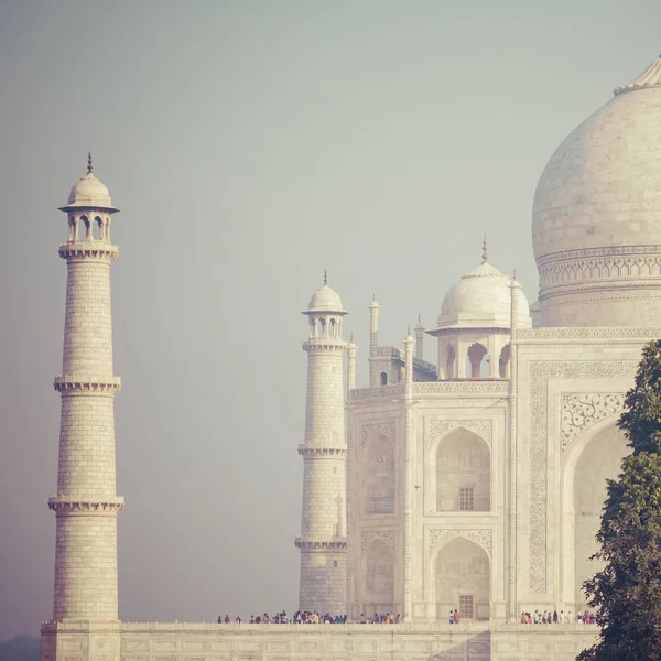 Increíble vista sobre el Taj Mahal en la luz del atardecer con reflejo en — Foto de Stock