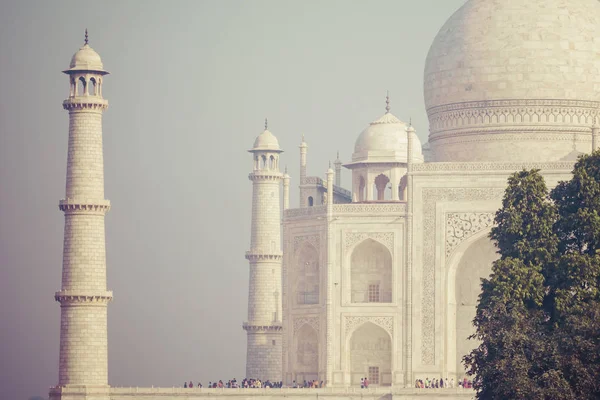 Atemberaubende Aussicht auf den Taj Mahal bei Sonnenuntergang mit Reflexion in — Stockfoto