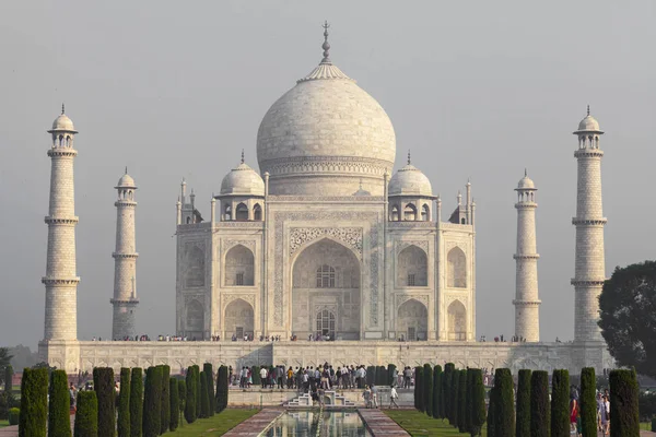 Niesamowity widok na Taj Mahal w świetle zachodu słońca z odbicie w — Zdjęcie stockowe