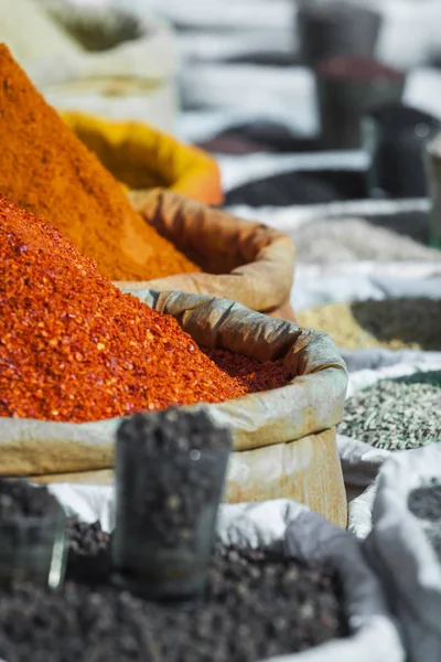 Indien kryddor på den lokala marknaden på Delhi. — Stockfoto