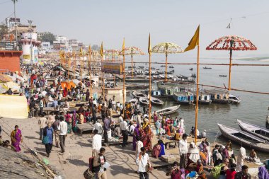 Varanasi, Hindistan - 25 Ocak 2017: Kutsal ghats o sabah görünümünü