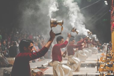 Varanasi, Hindistan - 25 Ocak 2017: Sallayarak Kapoor lambalar. Kalabalık 