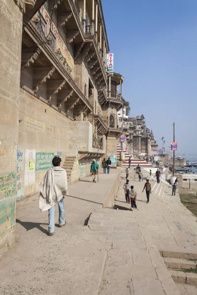 VARANASI, ÍNDIA - JANEIRO 25, 2017: Vista da manhã de ghats santos o — Fotografia de Stock