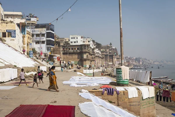 Varanasi, indien - 25. januar 2017: morgen blick auf heilige ghats o — Stockfoto