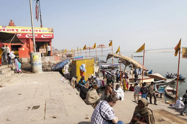 VARANASI, INDIA - JANUARY 25, 2017: Morning view of holy ghats o — Stock Photo, Image