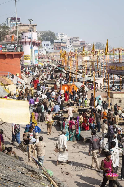 VARANASI, INDIA - 25 GENNAIO 2017: Veduta mattutina dei santi ghats o — Foto Stock