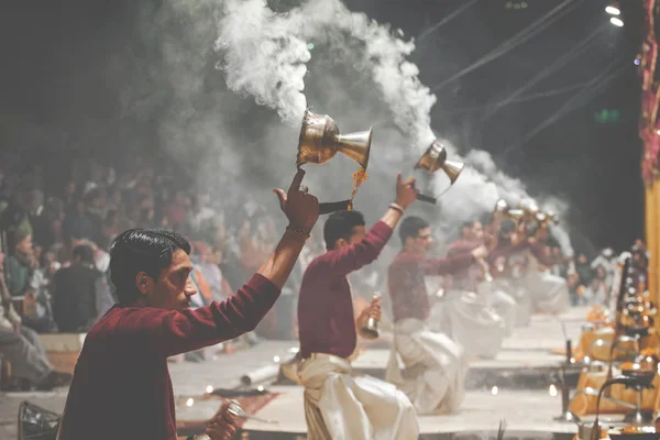 VARANASI, INDIA - 25 DE ENERO DE 2017: Ondeando lámparas Kapoor. Multitudes — Foto de Stock