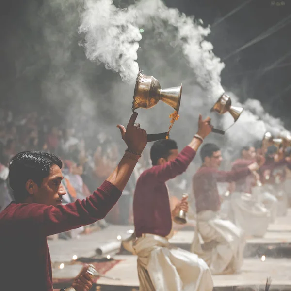 VARANASI, INDIA - JANUARY 25, 2017: Waving Kapoor lamps. Crowds — Stock Photo, Image