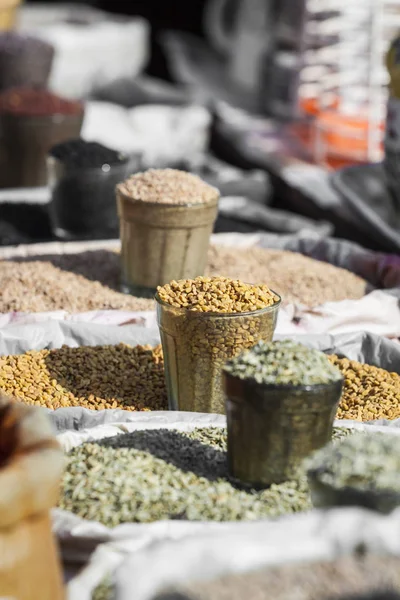 Especias de la India en el mercado local en Delhi . — Foto de Stock