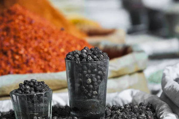 Especias de la India en el mercado local en Delhi . — Foto de Stock