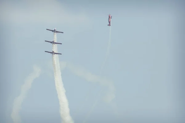 RADOM, POLONIA - 26 de agosto de 2017: Formación de grupos acrobáticos "Zela —  Fotos de Stock