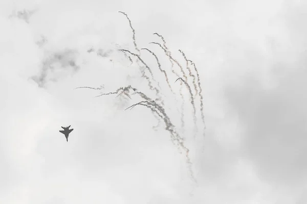 RADOM, POLONIA - 26 DE AGOSTO: El F-16 polaco hace su show durante Ai —  Fotos de Stock