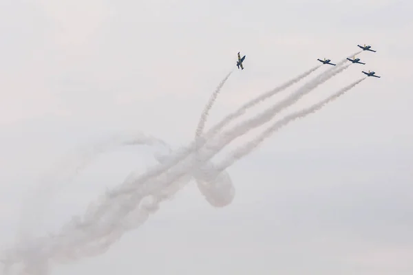 RADOM, POLONIA - 26 de agosto de 2017: Formación de grupos acrobáticos "Balt — Foto de Stock