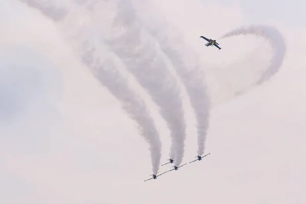 Radom, Polen - 26 augusti 2017: Aerobatic grupp bildning ”Balt — Stockfoto