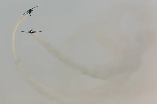 Radom, Polen - 26 augusti: Orlik (Polen) aerobatic display team — Stockfoto