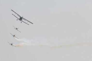 Radom, Polonya - 26 Ağustos 2017: Air Show sırasında akrobasi ekibi 
