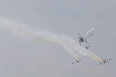 Radom, Polonya - 26 Ağustos 2017: Air Show sırasında akrobasi ekibi 