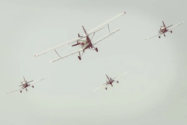 RADOM, POLÓNIA - 26 de AGOSTO de 2017: Equipe aeronáutica durante exposição aérea — Fotografia de Stock
