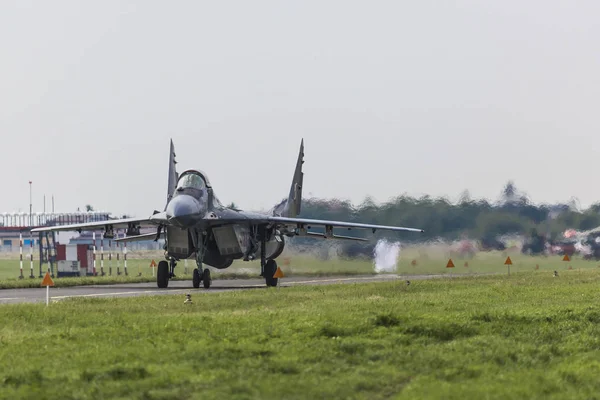 随机、 波兰-8 月 26 日： 波兰 F-16 使其显示在空气中 — 图库照片