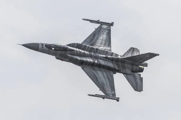 Radom, Polsko - 26. srpna: Polský f-16 dělá svou show během vzduchu — Stock fotografie