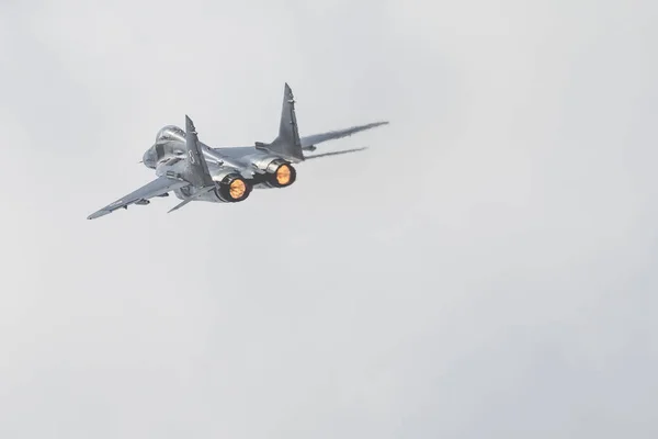 Radom, Polsko - 26. srpna: Polský f-16 dělá svou show během vzduchu — Stock fotografie