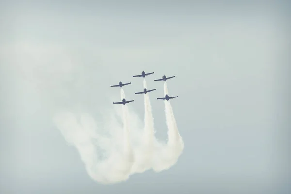 RADOM, POLONIA - 26 de agosto de 2017: Formación de grupos acrobáticos "Balt —  Fotos de Stock